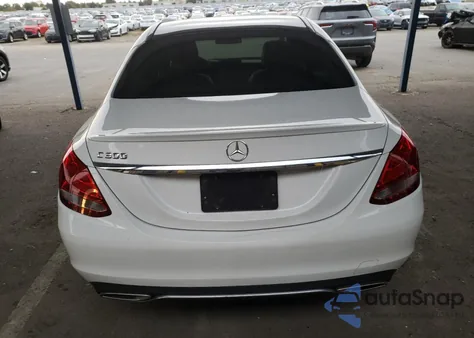 2016 Mercedes-Benz C 300 z USA, uszkodzony, nr VIN 55SWF4JBXGU149378